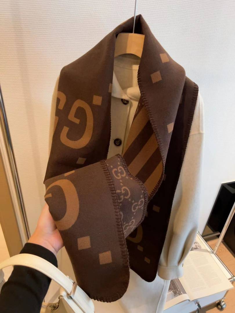 Gucci GG Supreme Reversible Wool Blend Scarf in Ebony and Beige